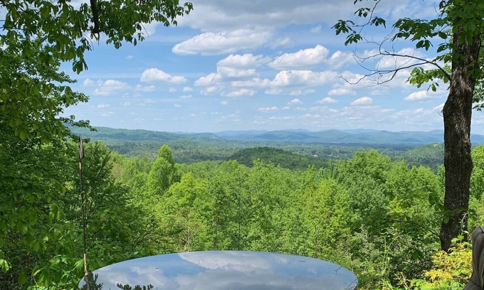 Hendersonville House | GLASS HOUSE WATCH HENDERSONVILLE LIGHT UP LIKE A DIAMOND AT NIGHT