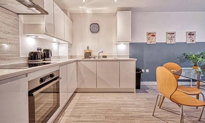 Birmingham City Centre Apartment | Glasswing Stays | Silversmith's Retreat