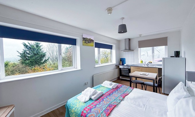 Glastonbury Apartment | Glastonbury Studio - Free on Street Parking