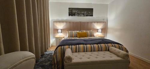 Oldham House | Glebe House - 2 Bedroom Luxury House with 4 Beds, Free Private Parking with Access to City Centre, and Near the Motorway