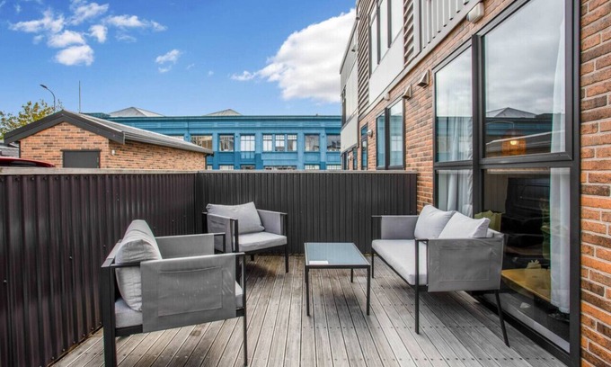 Grafton House | Glen's Townhouse with Parking and Wi-Fi