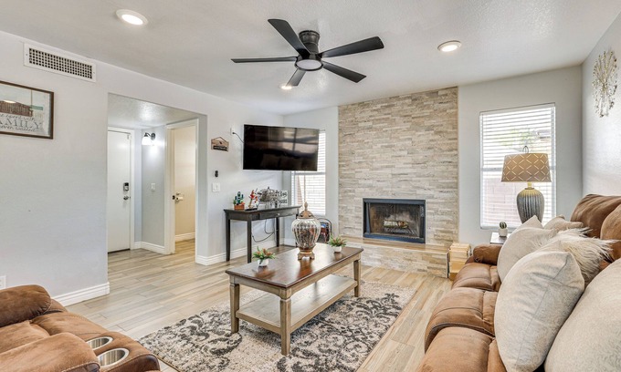 La Buena Vida House | Glendale Gem: Outdoor Pool Table & Kitchen!