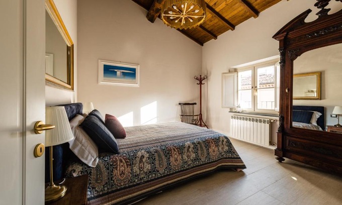 Lucca Historical Center Apartment | Gli specchi - Steps to the walls - 2 SmartTV