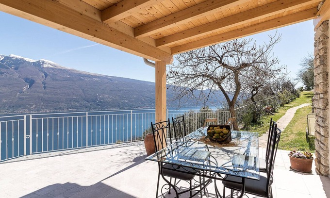 Tignale Apartment | Glicine: with amazing lake view and Garden