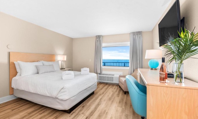 Traverse City Hotel | Gold Coast Inn Breathtaking Sunsets Standard Lake View Room 304