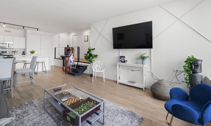 Rush and Division Apartment | ☀️❤️‍🔥Gold Coast Lavish Home w/ Roof Pool & Gym❤️‍🔥☀️