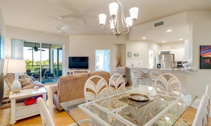 Tropical Cove Condo | Golden Hour Getaway at Lexington CC Lake Village