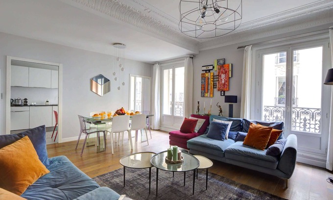 8th Arrondissement Apartment | Golden Triangle 3BR – Steps from Montaigne