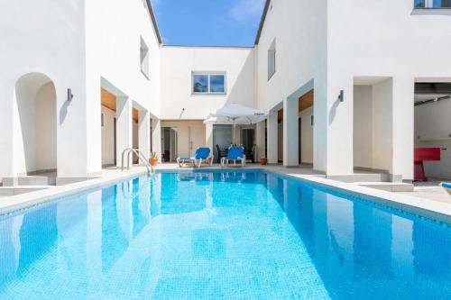 Castello d'Empuries Villa | Goldhome - New house with private heated pool, parking, wifi, games room