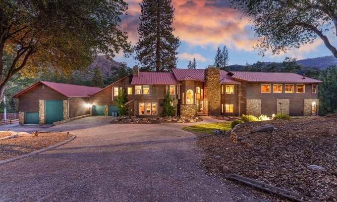 Oakhurst House | Goldside Mansion w/sleeping for 20 and tons of fun