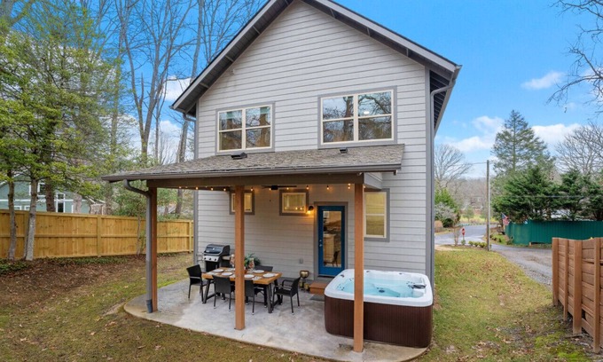 Black Mountain House | Golf Course~Hottub~Putt Putt~Pool~Lake~DT BlK MTN