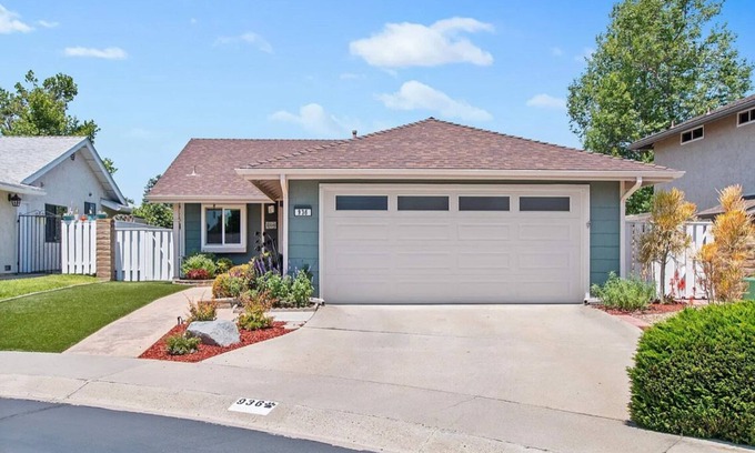 Vista House | Golf course views abound in this picturesque Shadowridge Cottages home,