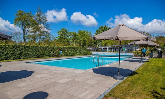 Velsen-Zuid Ski Chalet | Golf Park Chalet with Garden View