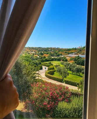 Estombar Apartment | Golf - Vale Da Pinta T2 com Piscina, Wi-Fi e Ar Condicionado