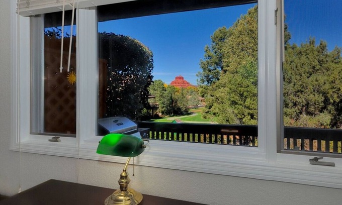 Oak Creek House | Golfer's Paradise on 7th Tee-Fantastic MT. Views-1600 feet-Spacious Comfortable!