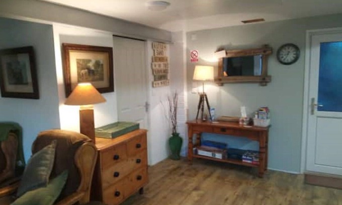 Laugharne Cottage | Golwg Harddwch Cottage, The Longlanes Laugharne, Carmarthen, South West Wales UK