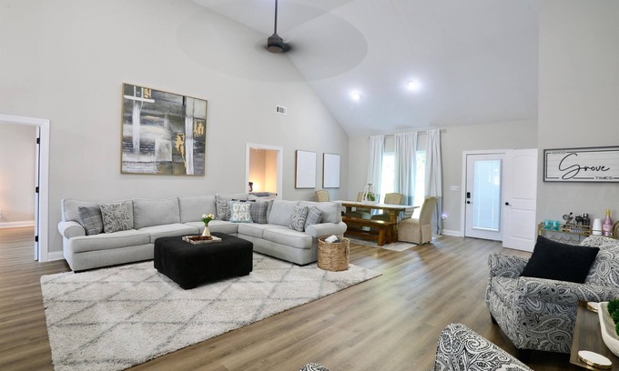 Oxford House | Good Grove Times – 4 King Suites + Porch Swing!