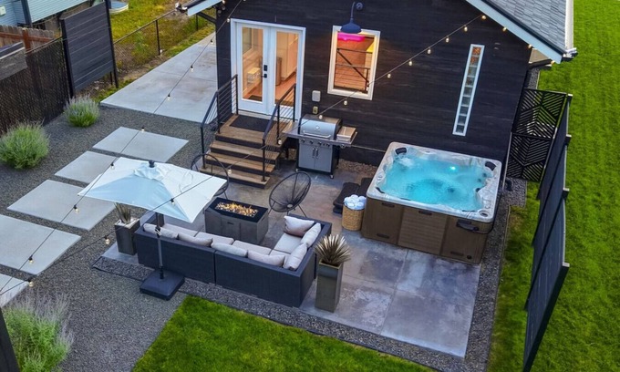 Barnum Apartment | Good Vibe Tribe-2 Mi DT-Hot Tub-K Bed-Pet Friendly