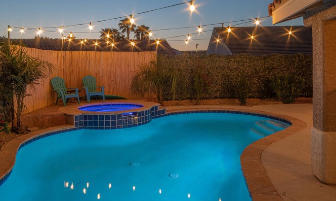 Henderson House | Good Vibes off the strip, 5BR with 2 King Beds + Pool