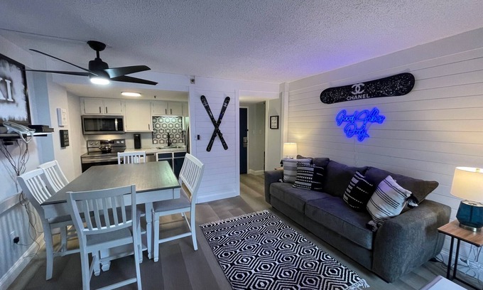 Snowshoe Condo | Good vibes only! 2BR at Silver Creek- sleeps 8