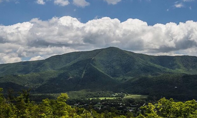 Wears Valley House | GORGEOUS 1 Bedroom Cabin W/Killer Mountain Views Only 25ft From GSMNP Boundry