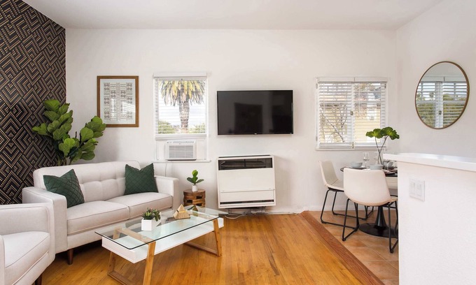 Golden Hill Apartment | Gorgeous 2/1 Apt in the Heart of San Diego! Sleeps 5, Free WiFi & Netflix, Full