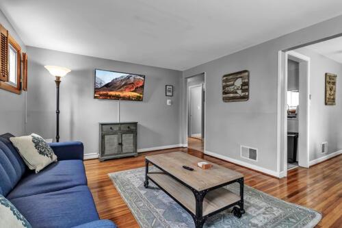 North Buffalo Apartment | Gorgeous 2 Queen Bedroom Lower Apartment in North Buffalo with Free Driveway Parking