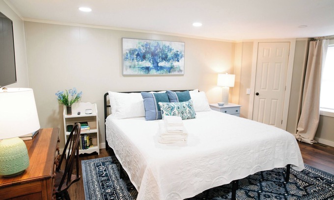 Clanton House | Gorgeous 2BR Home Fast WiFi Pet Friendly