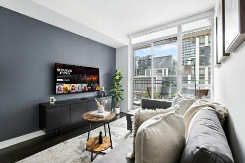 CityPlace Apartment | Gorgeous 2BR in Downtown Toronto w City Views