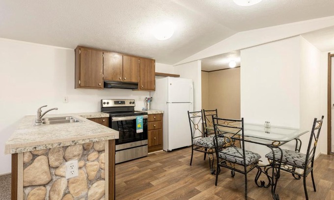 Dale House | Gorgeous 3BR Guest House - Near COTA F1s & Airport