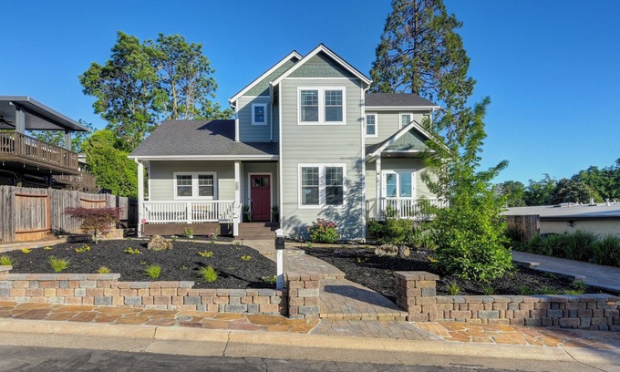 Folsom House | Gorgeous 4-bedroom house steps to Historic Folsom's Sutter Street & Lake Natoma