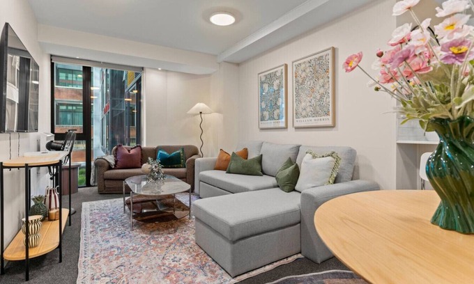 Auckland Central Business District Apartment | Gorgeous Abode With Pool and Parking near SkyTower