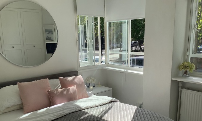 Camden Town with Primrose Hill Apartment | Gorgeous apartment opp regents park mins away from central london.