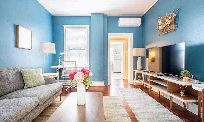 Downtown Wilmington Apartment | Gorgeous APT w King Bed full kitchen prvt laundry