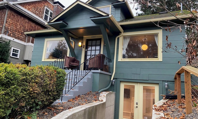 Maplewood House | Gorgeous Art Home. Family, pets, friends, welcome!