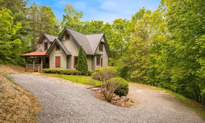 McCaysville Cabin | Gorgeous cabin w/game room, huge decks, & water views - near hiking & fishing