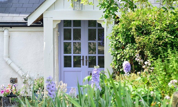 Littlehempston Cottage | Gorgeous Cottage sleeps 10 + cot. Pet friendly, Luxury Hot Tub & Parking