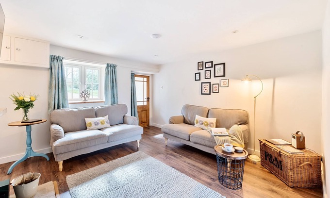 Buckland Newton Cottage | Gorgeous cottage with heated swimming pool