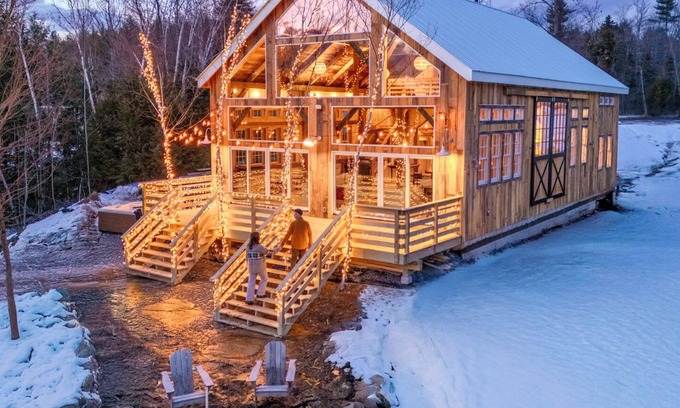 South Londonderry House | Gorgeous couples barn with WiFi & hot tub in lovely Londonderry