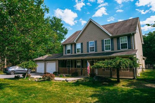 Albrightsville House | Gorgeous Cozy 5 Bedroom House with Hottub,Lake,Pool