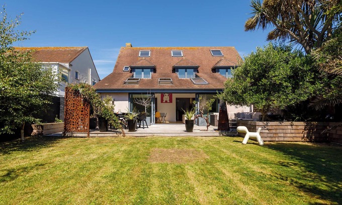 East Wittering House | Gorgeous home for 12 - Walk to Beach - Sea View
