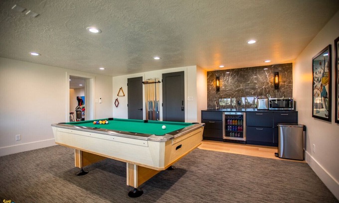 Lakeview House | Gorgeous Home + Hot Tub + Three Game Rooms + Views