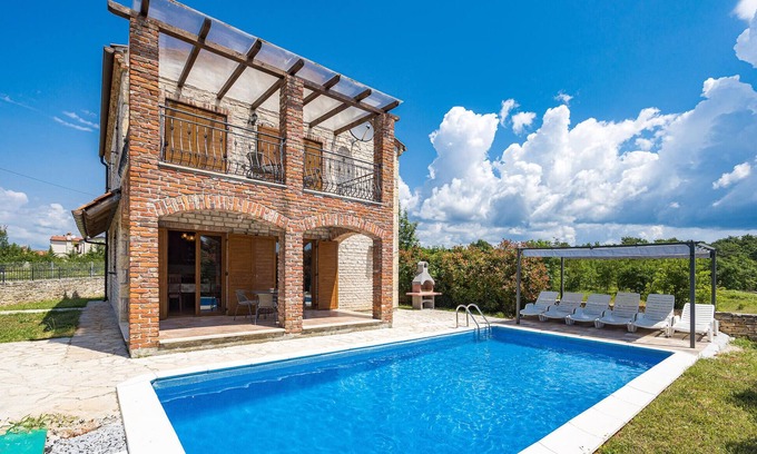 Cabrunici House | Gorgeous home in Cabrunici with WiFi