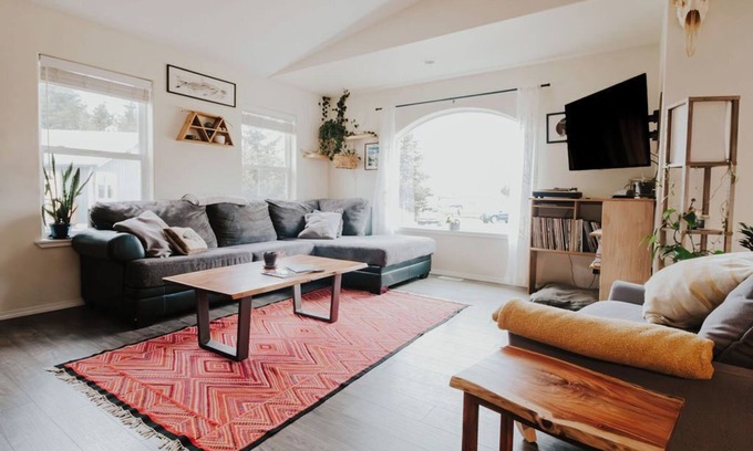 Homer House | Gorgeous Home in Center of Town - Near Everything!