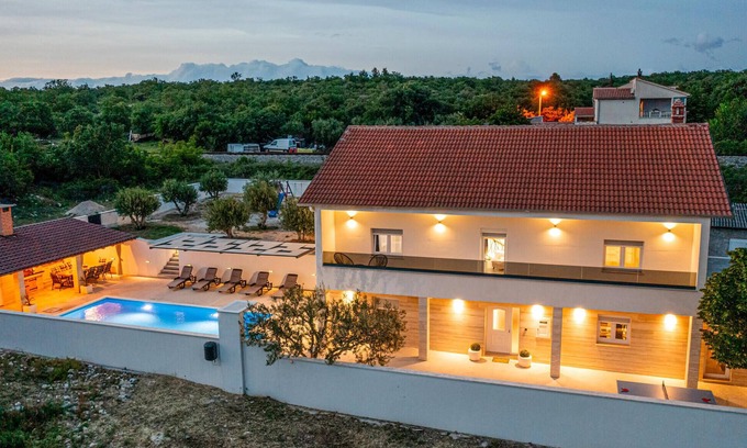 Velim House | Gorgeous home in Nadin with WiFi