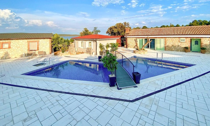 Nerezine House | Gorgeous home in Nerezine with WiFi