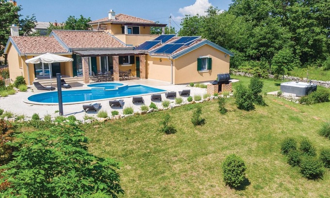 Rezanci House | Gorgeous home in Rezanci with jacuzzi
