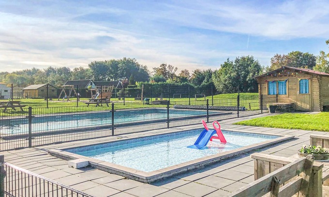 Tzummarum House | Gorgeous home in Tzummarum with WiFi