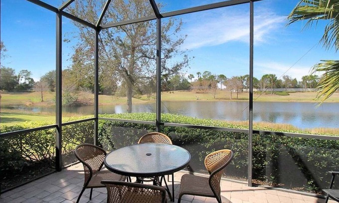 Braden River House | Gorgeous lakefront home in Esplanade Golf & Country Club in Lakewood Ranch - Palm Meadow