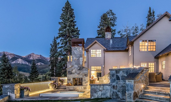 Mountain Village Villa | Gorgeous Mountain View Victoria Villa